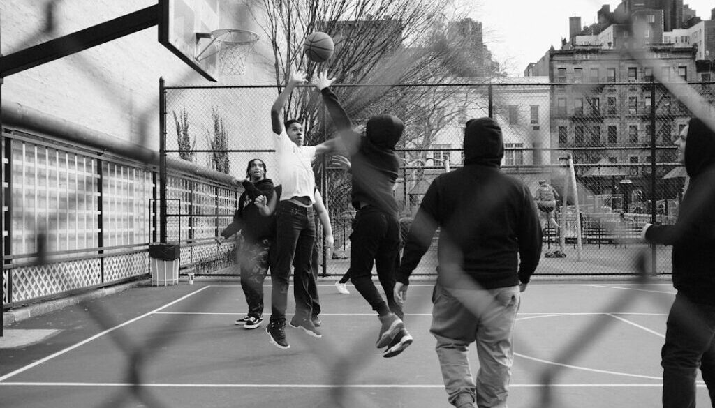 Dlaczego warto postawić na basket – 5 korzyści z uprawiania koszykówki dla dzieci